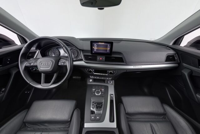 Audi Q5 2020 Launch Edition 55 TFSI e quattro S tronic / Keyles entry / Vakkari / Koukku / Tutkat /