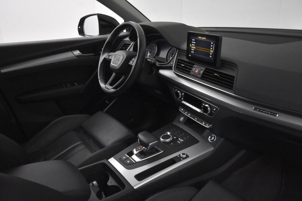 Audi Q5 2020 Launch Edition 55 TFSI e quattro S tronic / Keyles entry / Vakkari / Koukku / Tutkat /