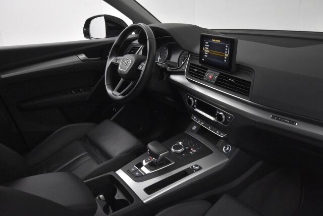 Audi Q5 2020 Launch Edition 55 TFSI e quattro S tronic / Keyles entry / Vakkari / Koukku / Tutkat /
