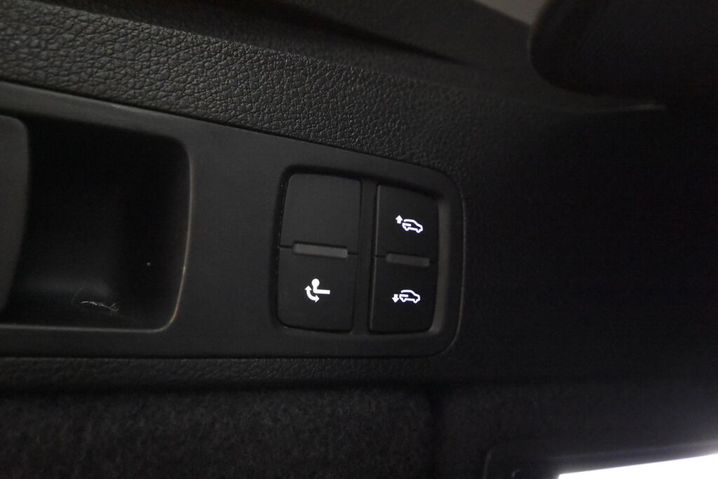 Audi Q5 2020 Launch Edition 55 TFSI e quattro S tronic / Keyles entry / Vakkari / Koukku / Tutkat /
