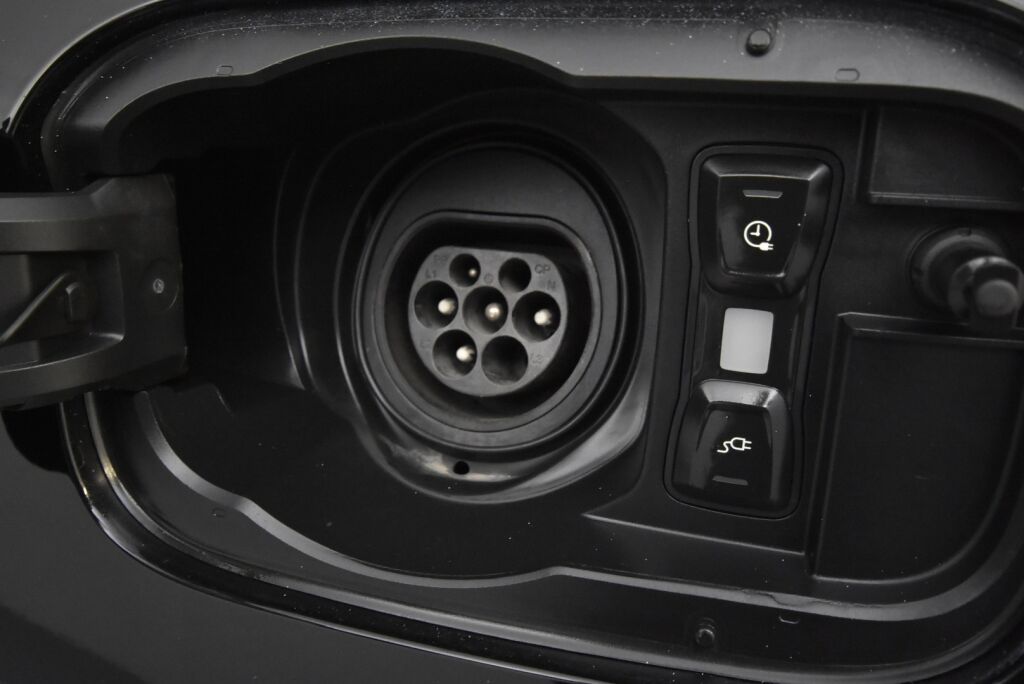 Audi Q5 2020 Launch Edition 55 TFSI e quattro S tronic / Keyles entry / Vakkari / Koukku / Tutkat /