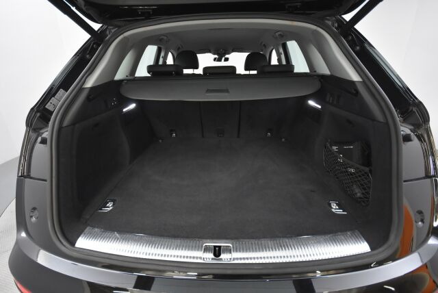 Audi Q5 2020 Launch Edition 55 TFSI e quattro S tronic / Keyles entry / Vakkari / Koukku / Tutkat /