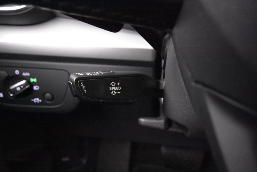 Audi Q5 2020 Launch Edition 55 TFSI e quattro S tronic / Keyles entry / Vakkari / Koukku / Tutkat /