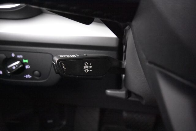 Audi Q5 2020 Launch Edition 55 TFSI e quattro S tronic / Keyles entry / Vakkari / Koukku / Tutkat /