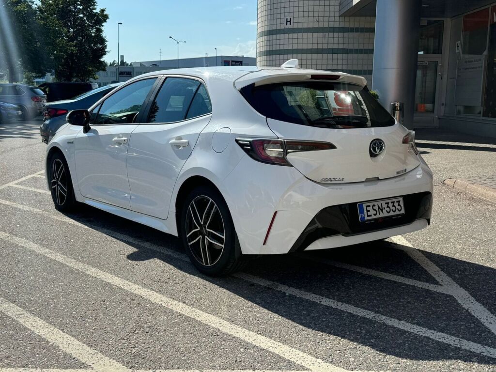 Toyota Corolla 2020 Hatchback 1,8 Hybrid Active Edition / Suomiauto / Navigointi / Lohkolämmitin / Merkkihuollettu