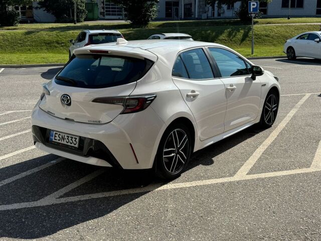 Toyota Corolla 2020 Hatchback 1,8 Hybrid Active Edition / Suomiauto / Navigointi / Lohkolämmitin / Merkkihuollettu