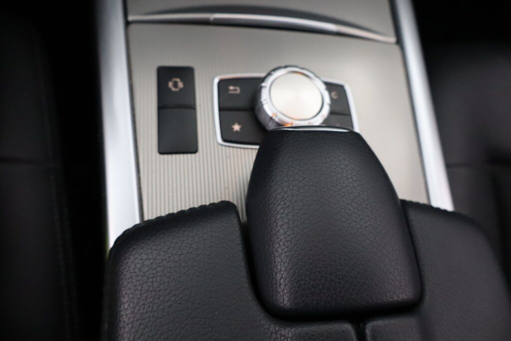 Mercedes-Benz E 2014 200 BE A / Lasikattoluukku / Navi / Xenon / Tutkat / Vakkari /