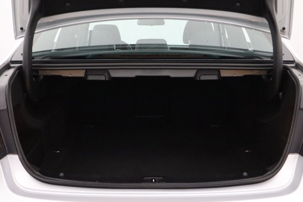Mercedes-Benz E 2014 200 BE A / Lasikattoluukku / Navi / Xenon / Tutkat / Vakkari /