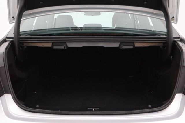 Mercedes-Benz E 2014 200 BE A / Lasikattoluukku / Navi / Xenon / Tutkat / Vakkari /