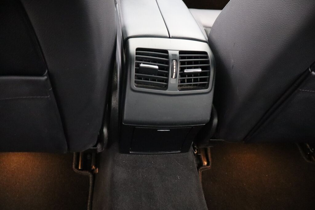 Mercedes-Benz E 2014 200 BE A / Lasikattoluukku / Navi / Xenon / Tutkat / Vakkari /