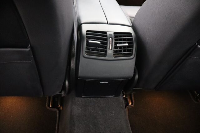 Mercedes-Benz E 2014 200 BE A / Lasikattoluukku / Navi / Xenon / Tutkat / Vakkari /