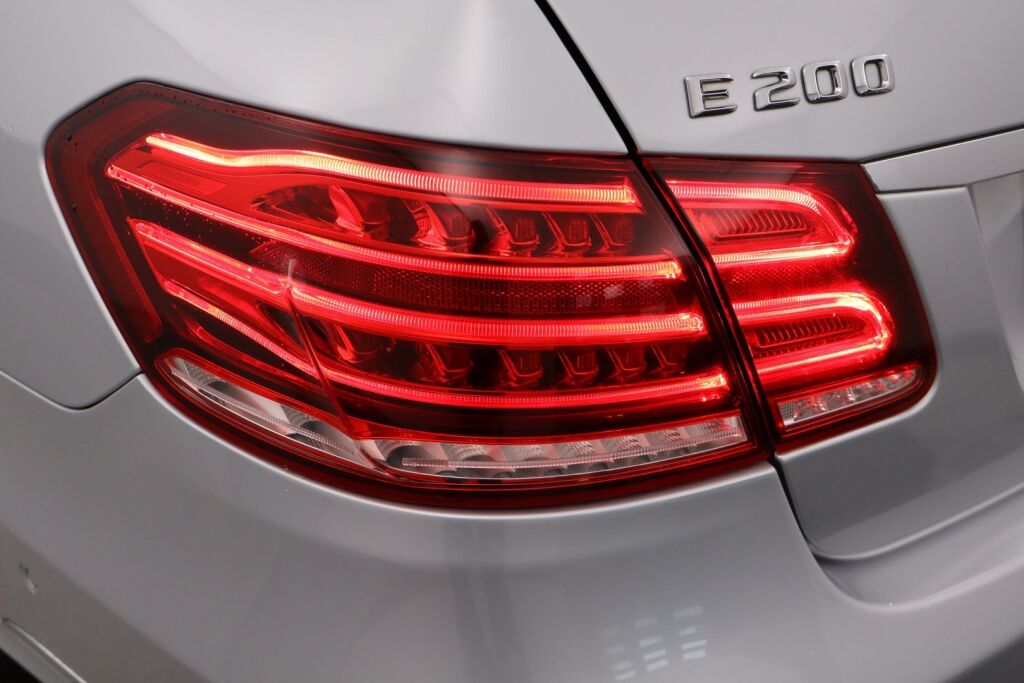 Mercedes-Benz E 2014 200 BE A / Lasikattoluukku / Navi / Xenon / Tutkat / Vakkari /
