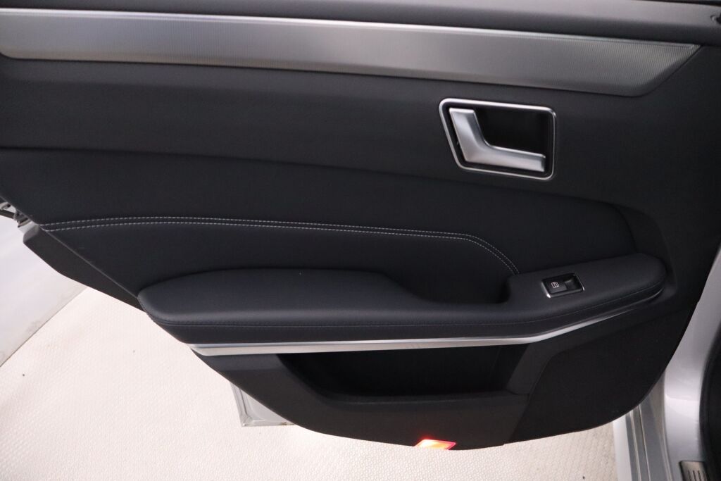Mercedes-Benz E 2014 200 BE A / Lasikattoluukku / Navi / Xenon / Tutkat / Vakkari /