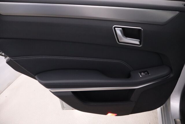 Mercedes-Benz E 2014 200 BE A / Lasikattoluukku / Navi / Xenon / Tutkat / Vakkari /