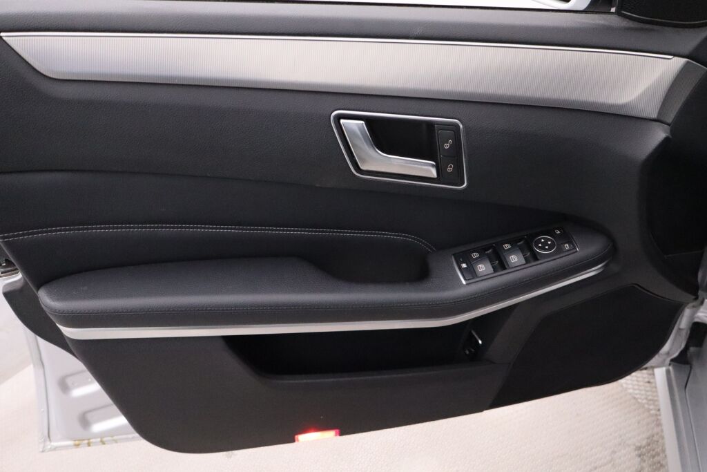 Mercedes-Benz E 2014 200 BE A / Lasikattoluukku / Navi / Xenon / Tutkat / Vakkari /