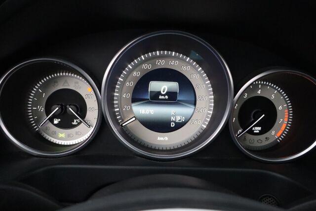 Mercedes-Benz E 2014 200 BE A / Lasikattoluukku / Navi / Xenon / Tutkat / Vakkari /