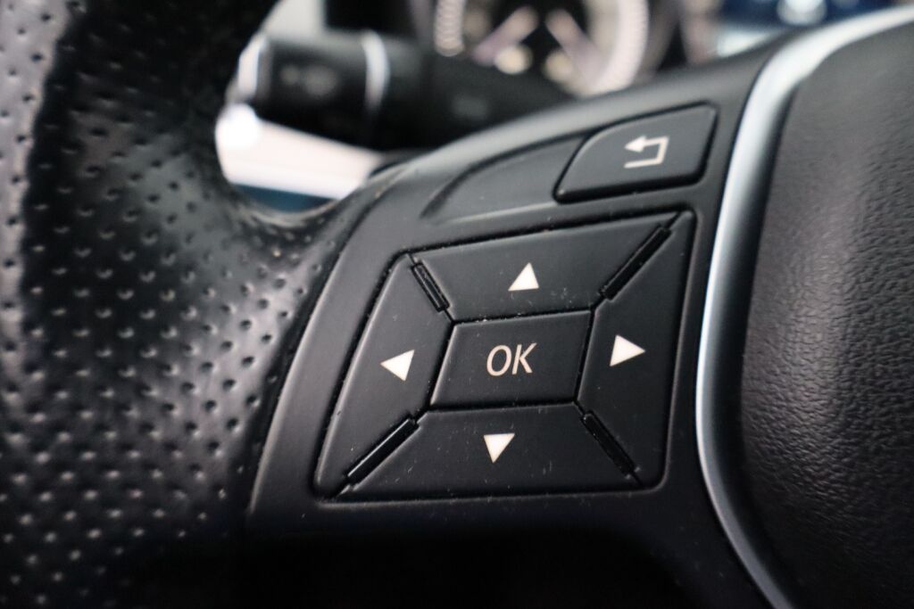 Mercedes-Benz E 2014 200 BE A / Lasikattoluukku / Navi / Xenon / Tutkat / Vakkari /