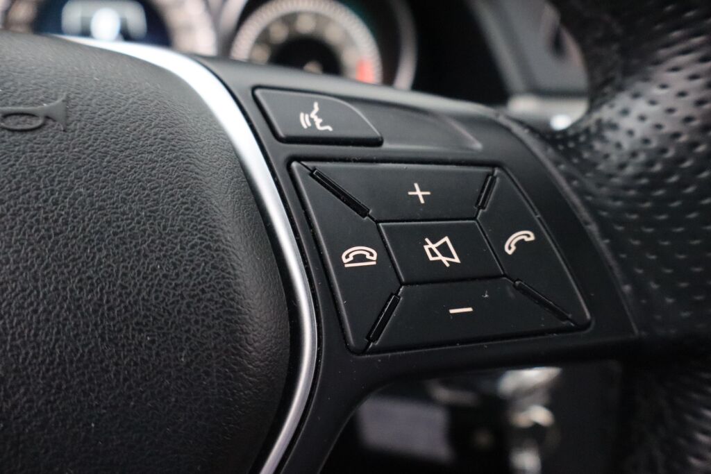 Mercedes-Benz E 2014 200 BE A / Lasikattoluukku / Navi / Xenon / Tutkat / Vakkari /