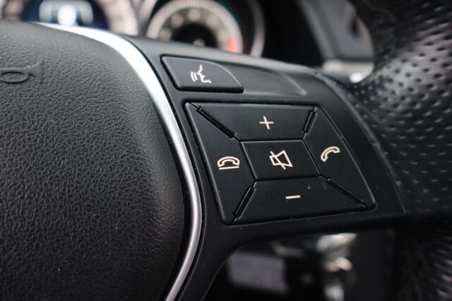 Mercedes-Benz E 2014 200 BE A / Lasikattoluukku / Navi / Xenon / Tutkat / Vakkari /