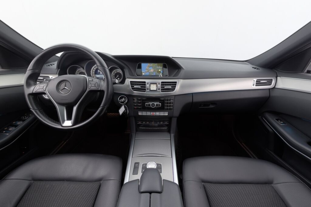 Mercedes-Benz E 2014 200 BE A / Lasikattoluukku / Navi / Xenon / Tutkat / Vakkari /