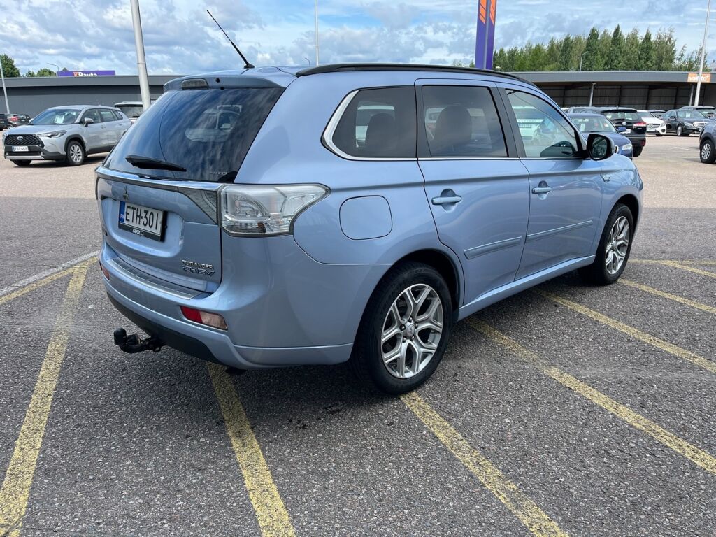Mitsubishi Outlander PHEV 2014 Instyle Navi 4WD 5P / Adapt.Vakkari / Keyless Go / P.Kamera / Vetokoukku /