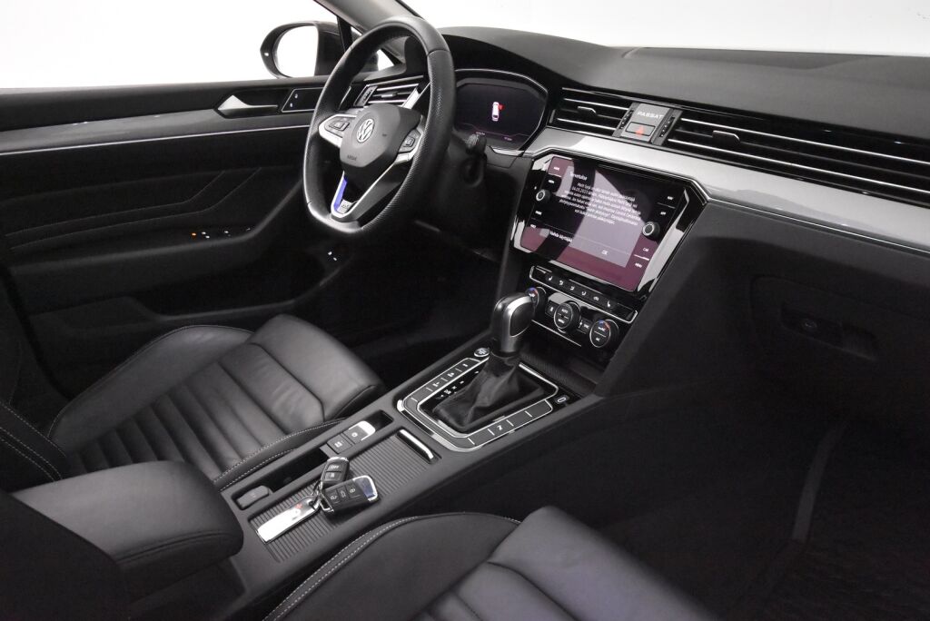 Volkswagen Passat 2020 Variant GTE Plug-In Hybrid 160 kW DSG-automaatti / Adaptiivinen vakionopeussäädin/ Tehdaskoukku/ Webasto/ Nahkat/ Akku 13 kwh