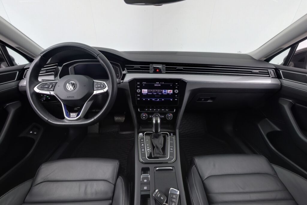 Volkswagen Passat 2020 Variant GTE Plug-In Hybrid 160 kW DSG-automaatti / Adaptiivinen vakionopeussäädin/ Tehdaskoukku/ Webasto/ Nahkat/ Akku 13 kwh