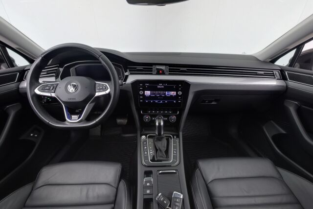 Volkswagen Passat 2020 Variant GTE Plug-In Hybrid 160 kW DSG-automaatti / Adaptiivinen vakionopeussäädin/ Tehdaskoukku/ Webasto/ Nahkat/ Akku 13 kwh