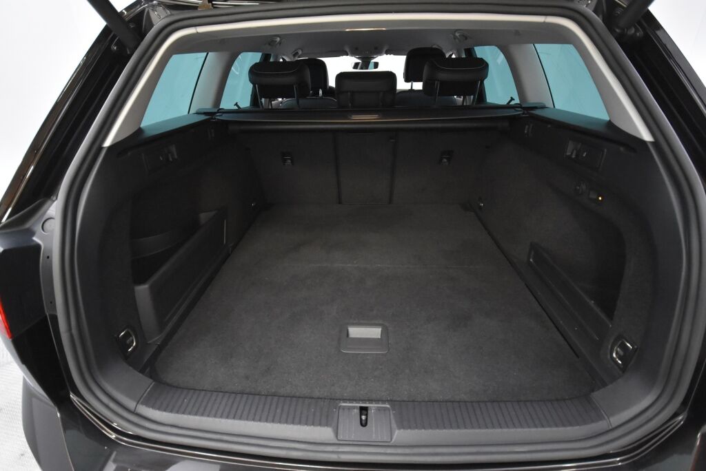 Volkswagen Passat 2020 Variant GTE Plug-In Hybrid 160 kW DSG-automaatti / Adaptiivinen vakionopeussäädin/ Tehdaskoukku/ Webasto/ Nahkat/ Akku 13 kwh