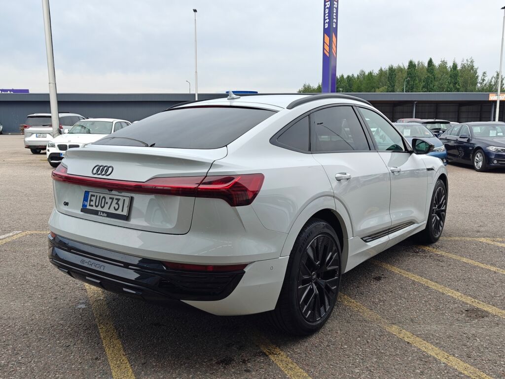 Audi Q8 e-tron 2023 Sportback 50 quattro Progress Plus / Suomiauto / 1.om / Adapt.cruise / Musta optiikka / Koukku / Matrix / Sport-penkit