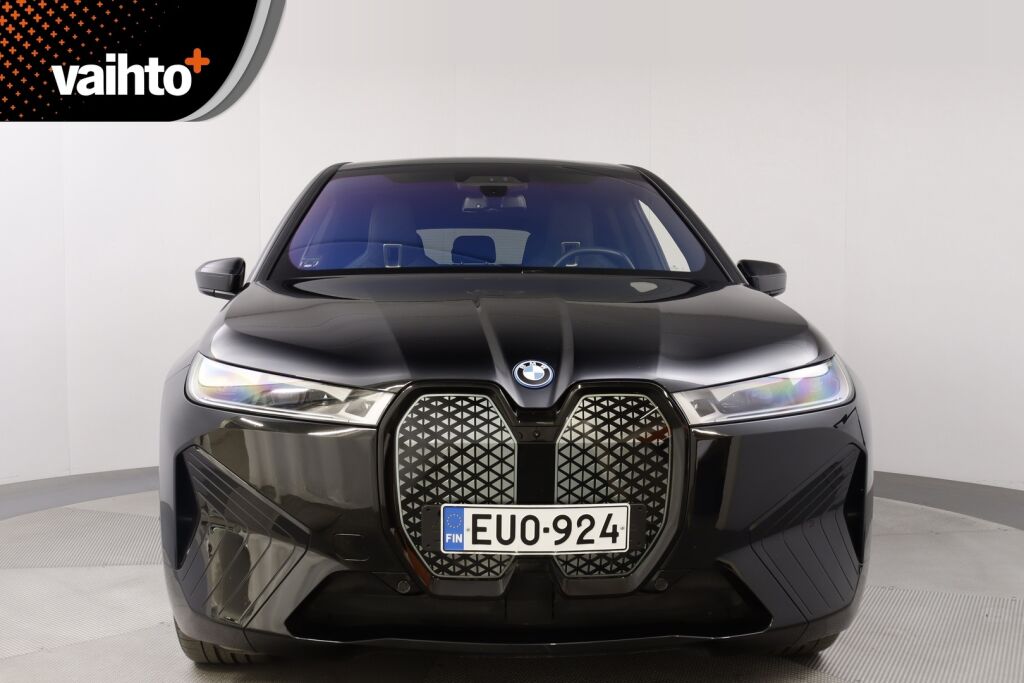 BMW iX 2022 xDrive50 Sport paketti / Sky Lounge / Soft Close / HUD / Koukku / aktiivi ohjaus / Ilma-alusta / Hieronta / Laser / H&K