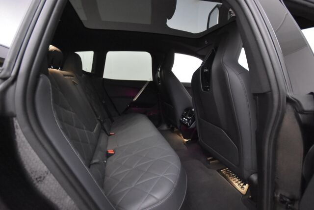 BMW iX 2022 xDrive50 Sport paketti / Sky Lounge / Soft Close / HUD / Koukku / aktiivi ohjaus / Ilma-alusta / Hieronta / Laser / H&K