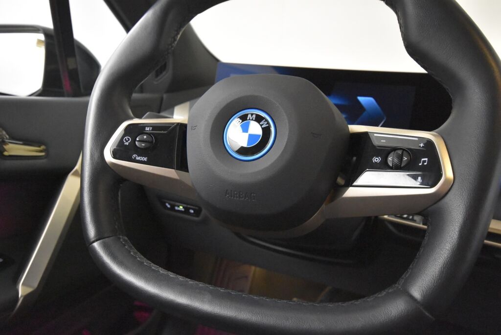 BMW iX 2022 xDrive50 Sport paketti / Sky Lounge / Soft Close / HUD / Koukku / aktiivi ohjaus / Ilma-alusta / Hieronta / Laser / H&K
