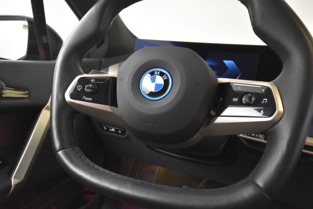 BMW iX 2022 xDrive50 Sport paketti / Sky Lounge / Soft Close / HUD / Koukku / aktiivi ohjaus / Ilma-alusta / Hieronta / Laser / H&K