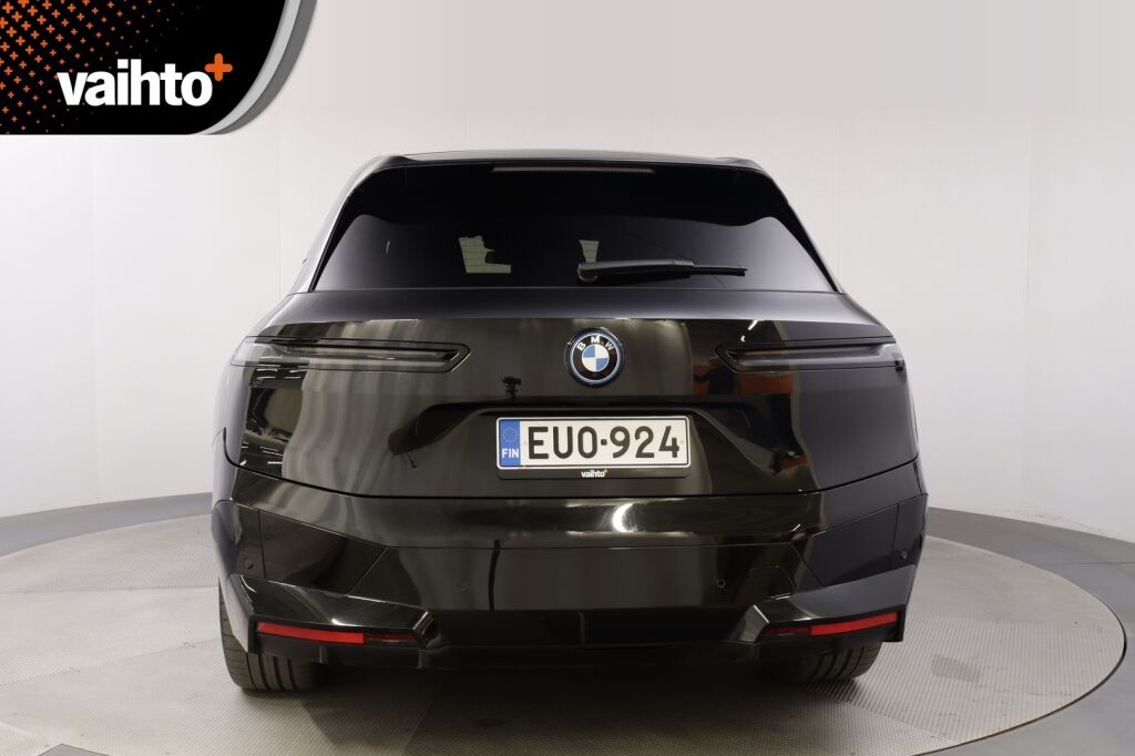 BMW iX 2022 xDrive50 Sport paketti / Sky Lounge / Soft Close / HUD / Koukku / aktiivi ohjaus / Ilma-alusta / Hieronta / Laser / H&K