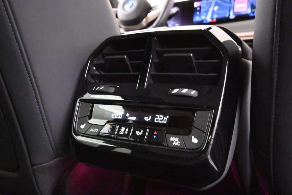 BMW iX 2022 xDrive50 Sport paketti / Sky Lounge / Soft Close / HUD / Koukku / aktiivi ohjaus / Ilma-alusta / Hieronta / Laser / H&K