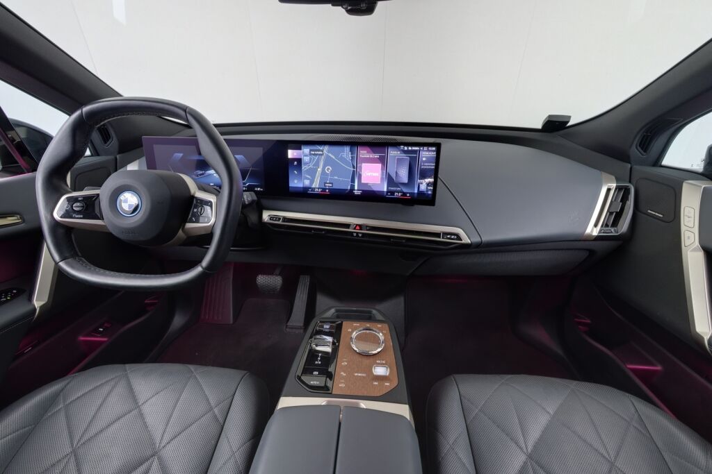 BMW iX 2022 xDrive50 Sport paketti / Sky Lounge / Soft Close / HUD / Koukku / aktiivi ohjaus / Ilma-alusta / Hieronta / Laser / H&K