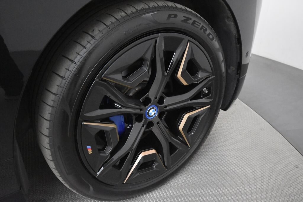 BMW iX 2022 xDrive50 Sport paketti / Sky Lounge / Soft Close / HUD / Koukku / aktiivi ohjaus / Ilma-alusta / Hieronta / Laser / H&K