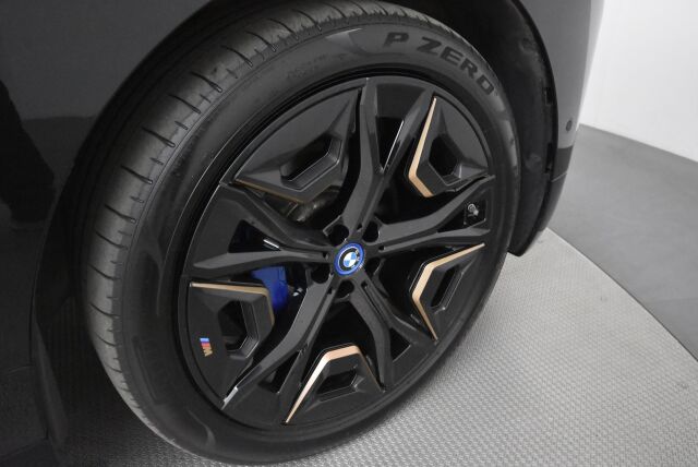BMW iX 2022 xDrive50 Sport paketti / Sky Lounge / Soft Close / HUD / Koukku / aktiivi ohjaus / Ilma-alusta / Hieronta / Laser / H&K