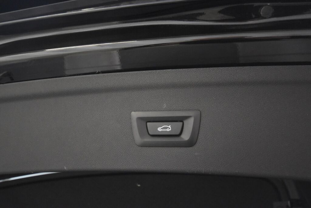 BMW iX 2022 xDrive50 Sport paketti / Sky Lounge / Soft Close / HUD / Koukku / aktiivi ohjaus / Ilma-alusta / Hieronta / Laser / H&K
