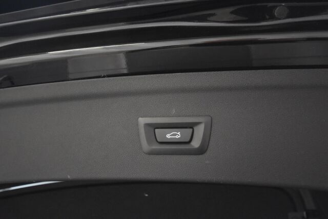 BMW iX 2022 xDrive50 Sport paketti / Sky Lounge / Soft Close / HUD / Koukku / aktiivi ohjaus / Ilma-alusta / Hieronta / Laser / H&K