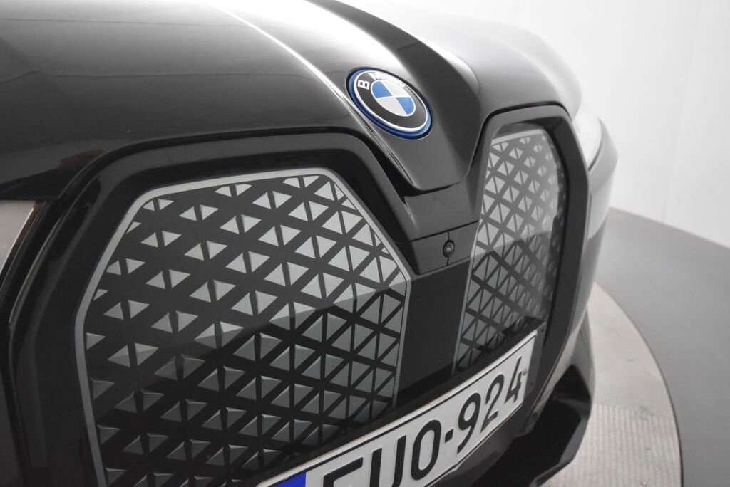 BMW iX 2022 xDrive50 Sport paketti / Sky Lounge / Soft Close / HUD / Koukku / aktiivi ohjaus / Ilma-alusta / Hieronta / Laser / H&K