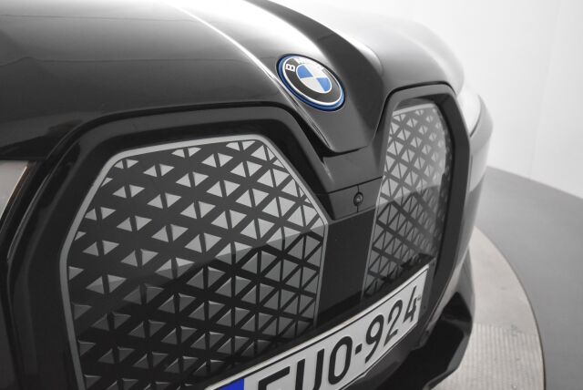 BMW iX 2022 xDrive50 Sport paketti / Sky Lounge / Soft Close / HUD / Koukku / aktiivi ohjaus / Ilma-alusta / Hieronta / Laser / H&K