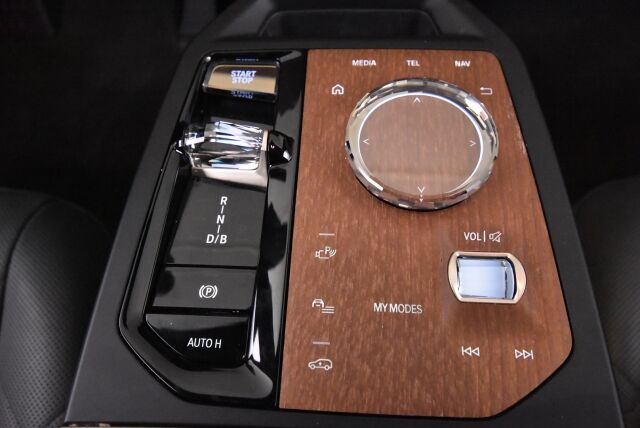 BMW iX 2022 xDrive50 Sport paketti / Sky Lounge / Soft Close / HUD / Koukku / aktiivi ohjaus / Ilma-alusta / Hieronta / Laser / H&K