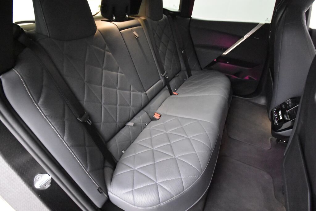 BMW iX 2022 xDrive50 Sport paketti / Sky Lounge / Soft Close / HUD / Koukku / aktiivi ohjaus / Ilma-alusta / Hieronta / Laser / H&K