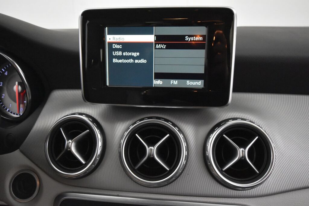 Mercedes-Benz GLA 2014 200 A Premium Business / Suomiauto / P. kamera / Vakionopeudensäädin
