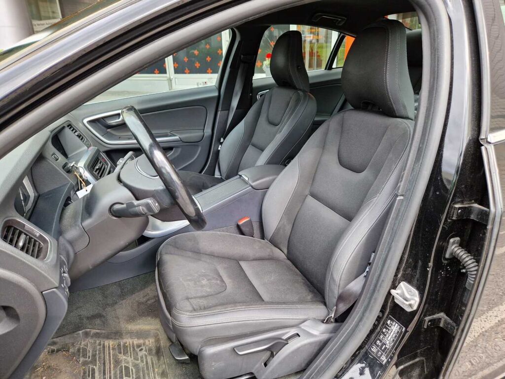 Volvo S60 2014 D4 Business aut / Juuri huollettu / Jakopää tehty / Koukku / Webasto / VOC