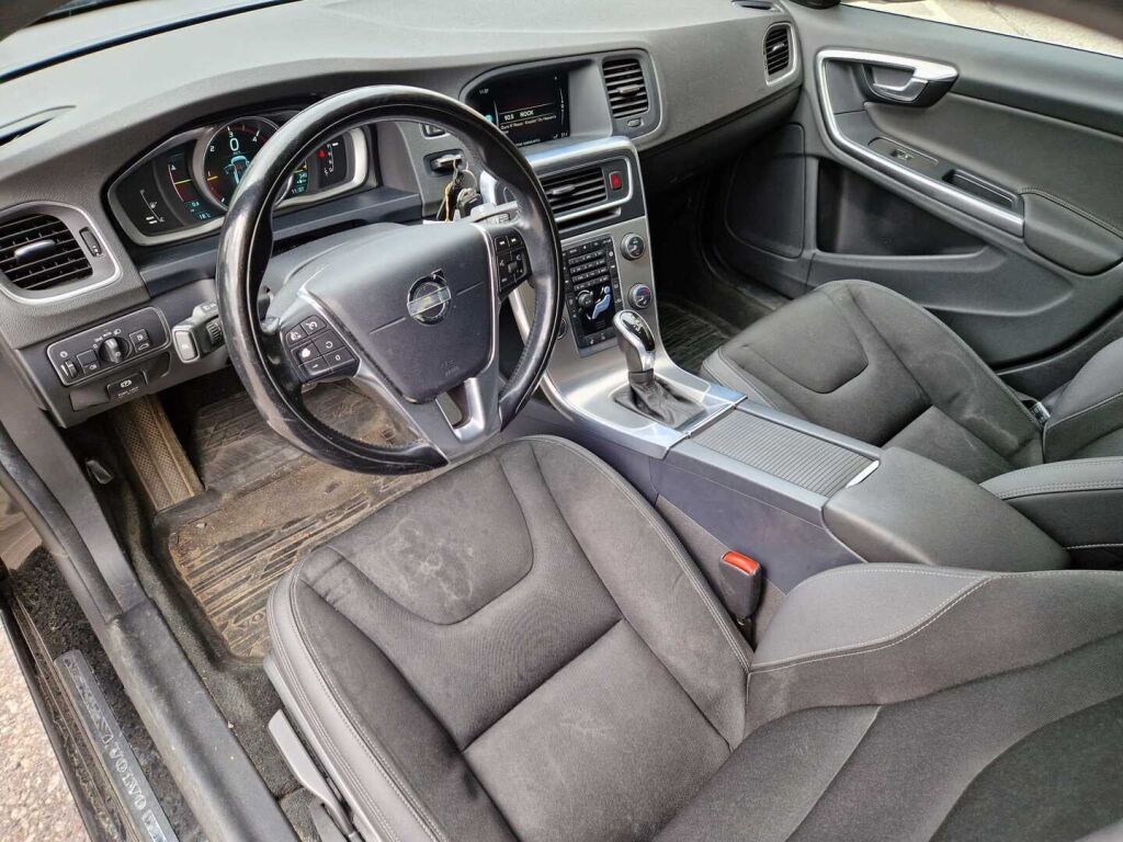 Volvo S60 2014 D4 Business aut / Juuri huollettu / Jakopää tehty / Koukku / Webasto / VOC