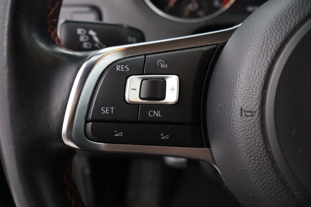 Volkswagen Polo 2015 GTI 1,8 TSI 141 kW (192 hv) BlueMotion DSG / LED ajovalot / Sportti penkit / Flat bottom ratti / Vakkari / Tutkat E+T /