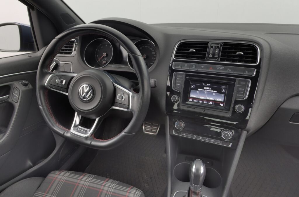 Volkswagen Polo 2015 GTI 1,8 TSI 141 kW (192 hv) BlueMotion DSG / LED ajovalot / Sportti penkit / Flat bottom ratti / Vakkari / Tutkat E+T /